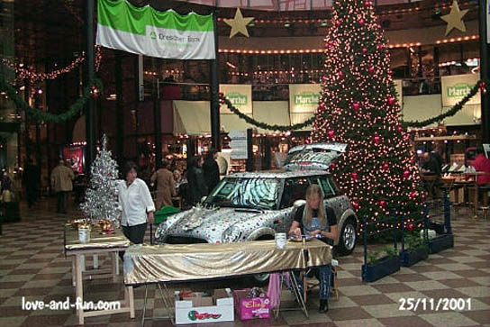 Mini Cooper mit Weihnachtsschmuck in der Galerie Louise.